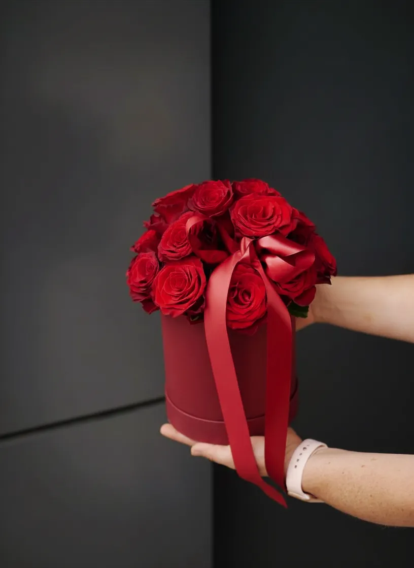 Caixa de rosas vermelhas com fita vermelha