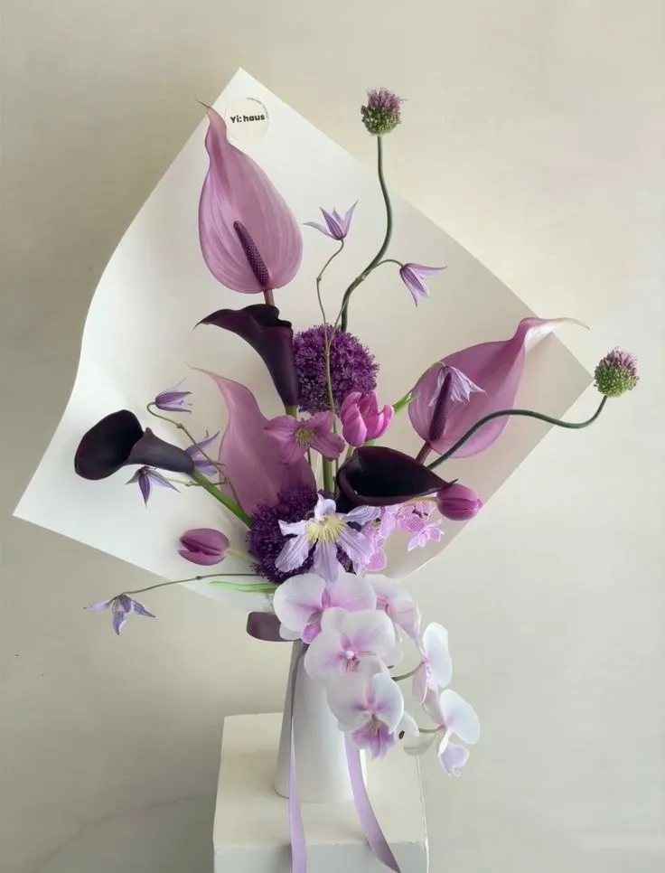 Buquê com orquídeas e copos-de-leite roxos